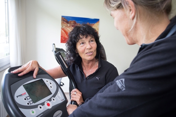 Physiotherapeutin erklärt Fitnessgerät  Physiotherapeutin erklärt Fitnessgerät