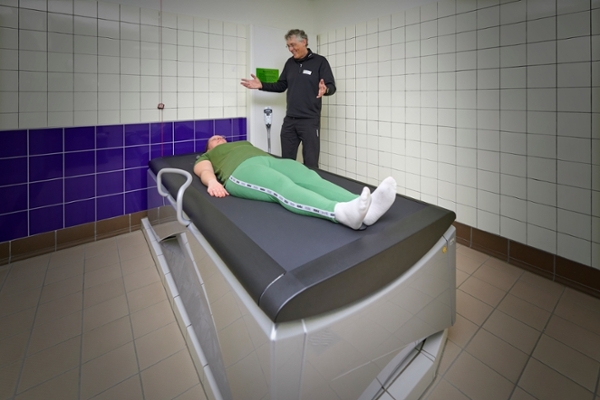 Frau liegt auf einem Hydrojet Frau liegt auf einem Hydrojet