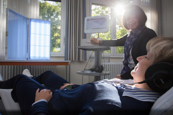 Rehabilitandin während einer Audio-Übung Rehabilitandin während einer Audio-Übung