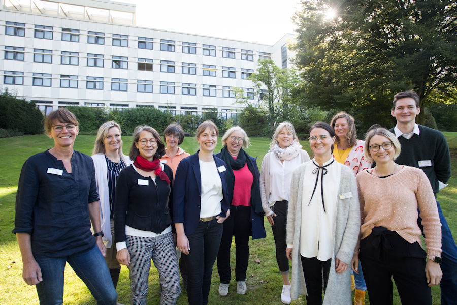 Ärzte- und Psychologenteam auf der Wiese vor der Klinik Lipperland Ärzte- und Psychologenteam auf der Wiese vor der Klinik Lipperland