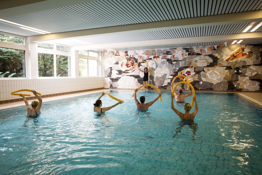 Wassergymnastik mit Schwimmnudel Wassergymnastik mit Schwimmnudel