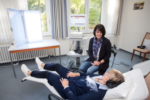 Therapeutin mit Rehabilitandin bei der Audio-Visuelle- Wahrnehmungsförderung Therapeutin mit Rehabilitandin bei der Audio-Visuelle- Wahrnehmungsförderung