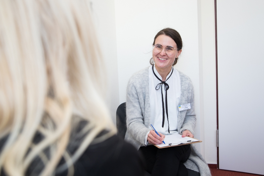 Therapeutin mit Rehabilitandin beim Einzelgespräch Therapeutin mit Rehabilitandin beim Einzelgespräch