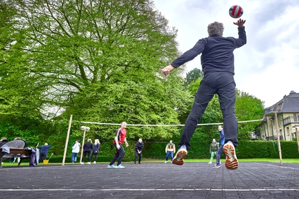 mann schlägt einen Volleyball mann schlägt einen Volleyball
