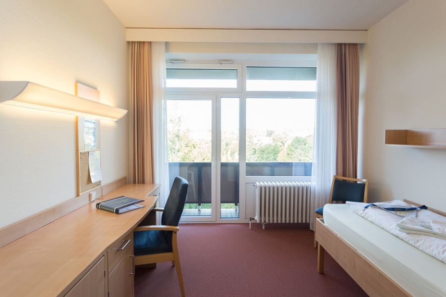 Einzelzimmer mit Bett und Schreibtisch Einzelzimmer mit Bett und Schreibtisch